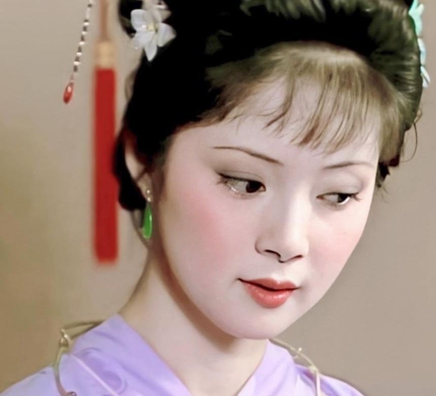 薛宝钗刚出场的时候,曹雪芹只用了寥寥几笔,将她守礼教,尊本分的模样