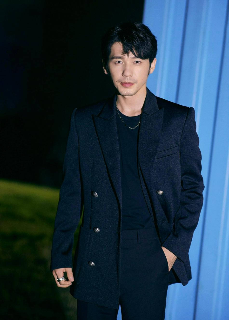 回顾母亲是演员能继承上亿家产他却跑龙套14年33岁终成实力派