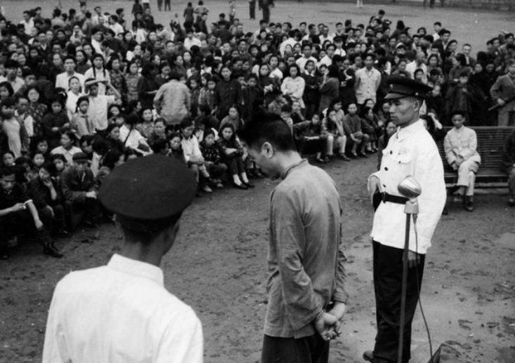 1953年四川一位农民与妻子吵架暴露身份被扭送公审判死刑