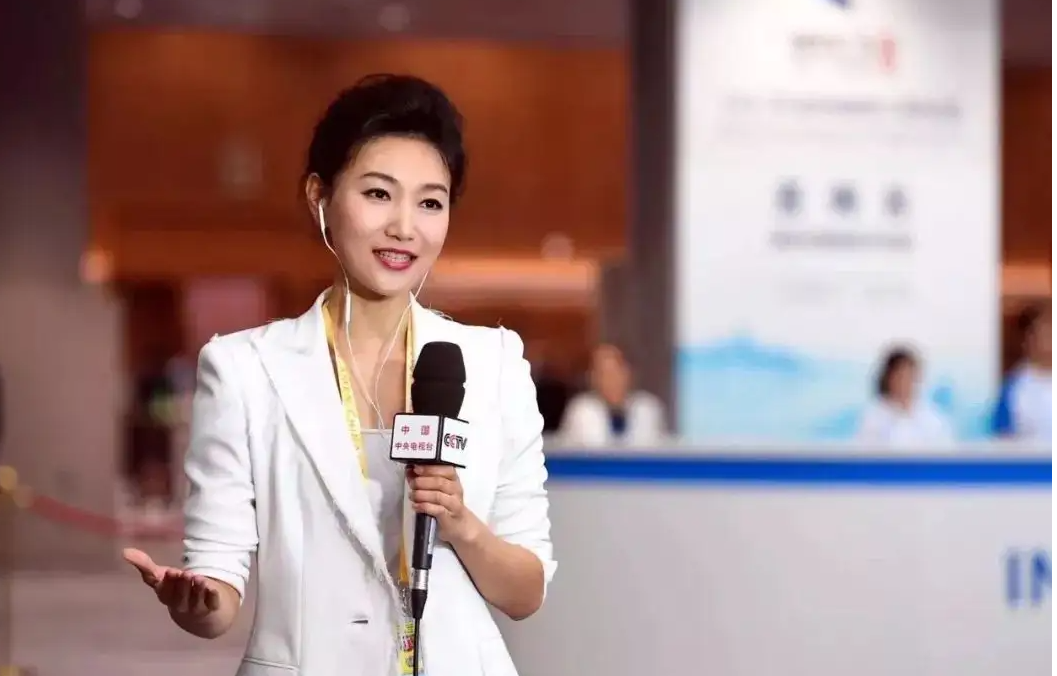 回顾央视女主播李梓萌风光背后也有泪45岁大龄未婚成父母心病