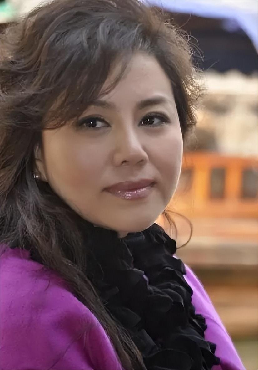 回顾央视主持人方静一生未婚44岁客死异乡成父母余生之痛