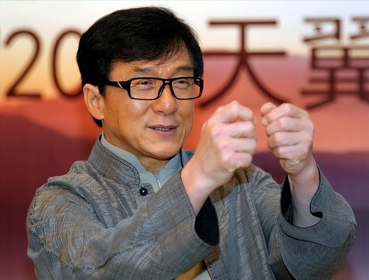 成龙断崖式衰老白发苍苍像80岁老头网友泪目我不能接受