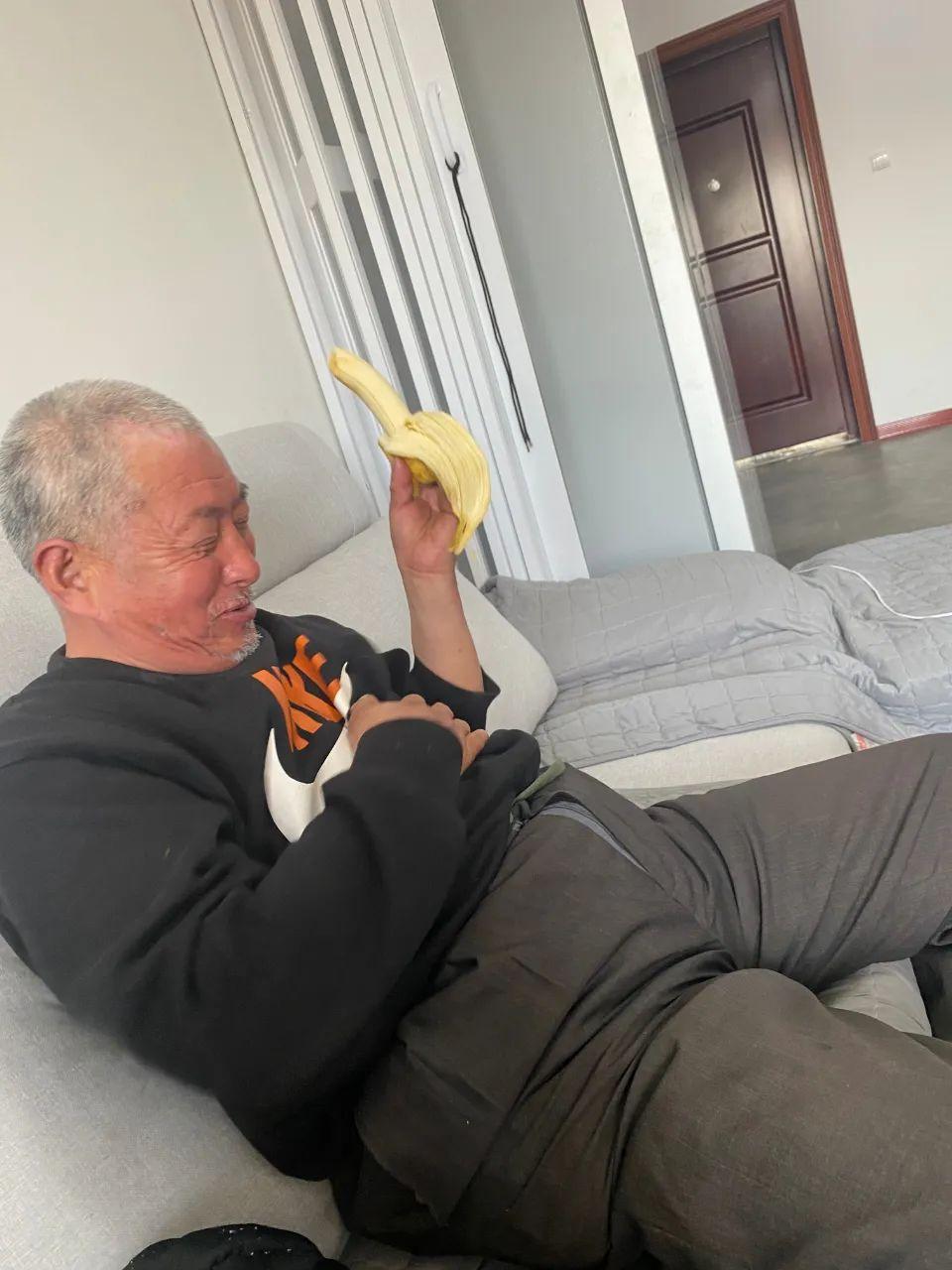 回顾小伙酷似靳东连续4个月请5岁老人吃面吃出忘年交