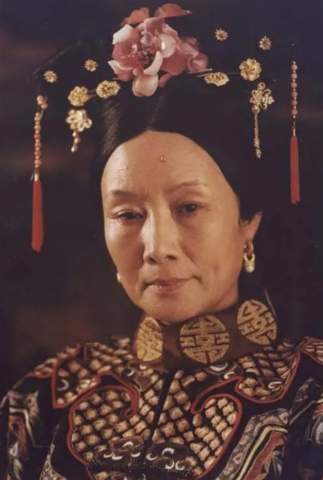 后来,吕中因为出演话剧的缘故,便去了北京人艺学习,恰好结识了吴桂苓.
