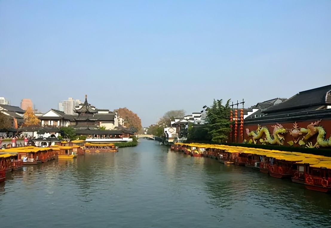 南京,这座古城,每到假日就变得热闹非凡.