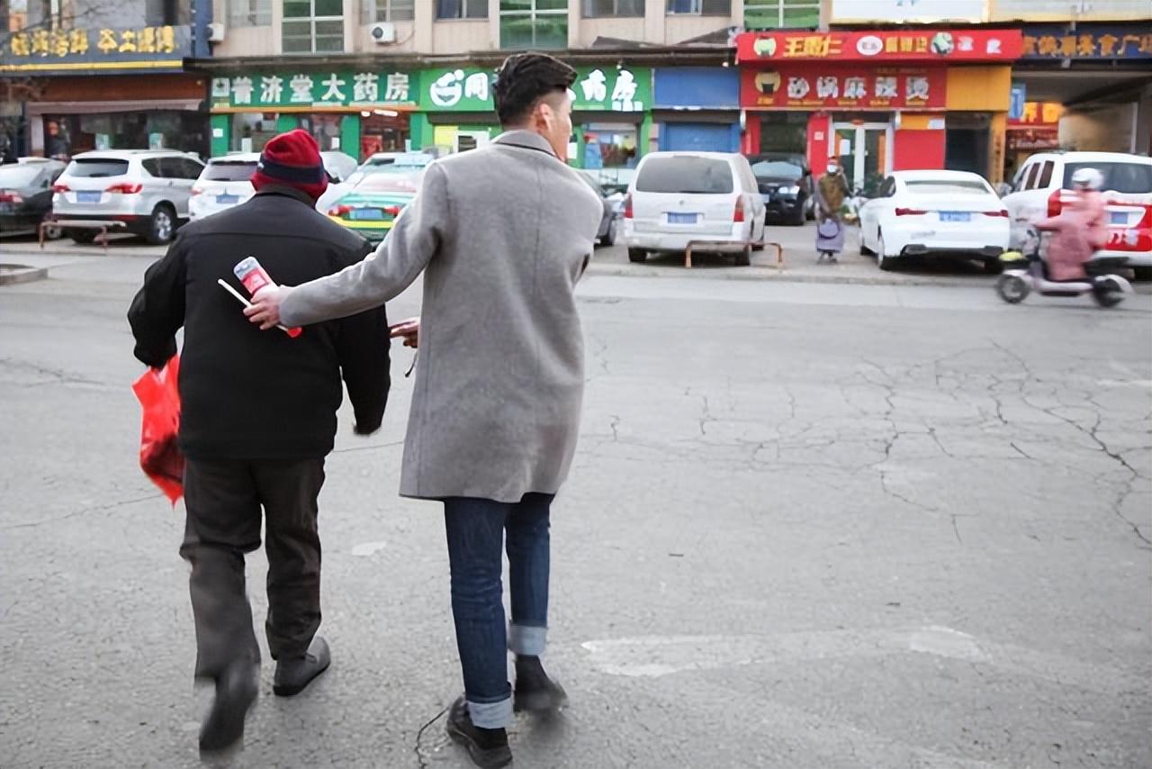 回顾小伙酷似靳东连续4个月请5岁老人吃面吃出忘年交