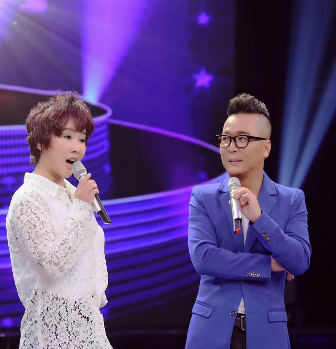 回顾知名歌手夫妻郑钧妻子年轻漂亮谢东与妻子站一起差距大