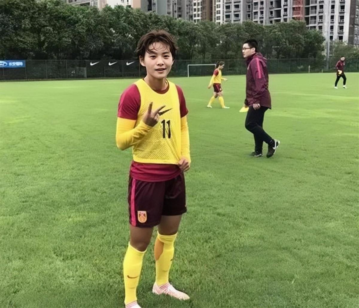 回顾女足英雄王霜5岁时被遗弃母亲早逝狼狈离场时泪水涟涟