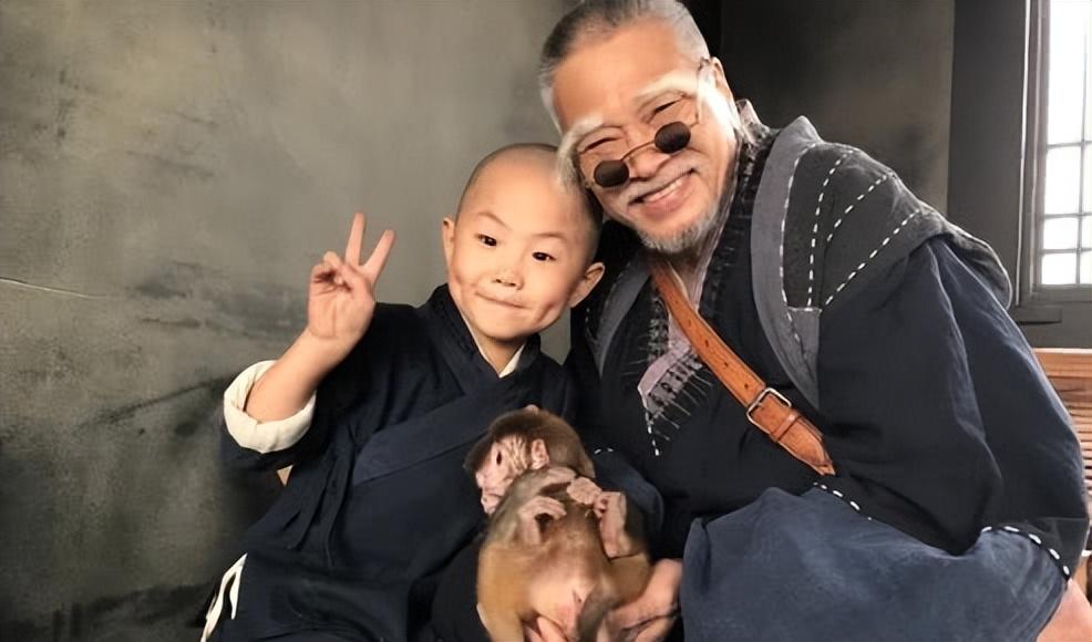 也纷纷找上门来,邀请小峻豪参加各种综艺节目,他的身价也随之水涨船高