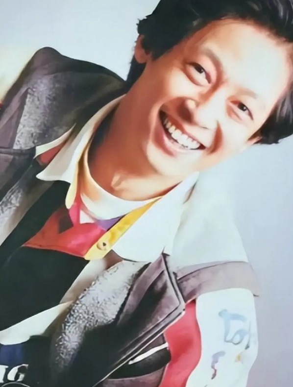 让妈妈给他缝在衣服上,这件衣服就成了王志文小时候的心头