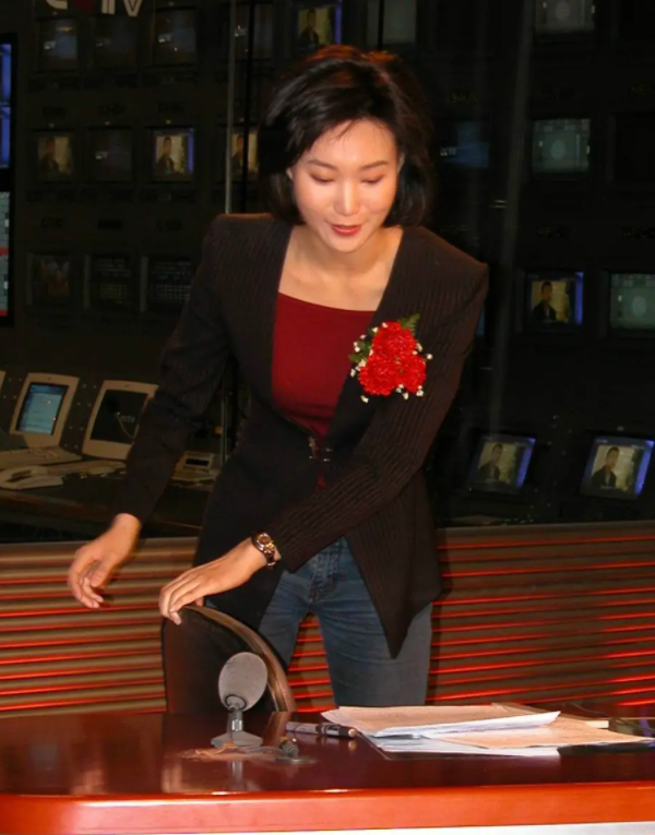 回顾央视女主播李梓萌风光背后也有泪45岁大龄未婚成父母心病