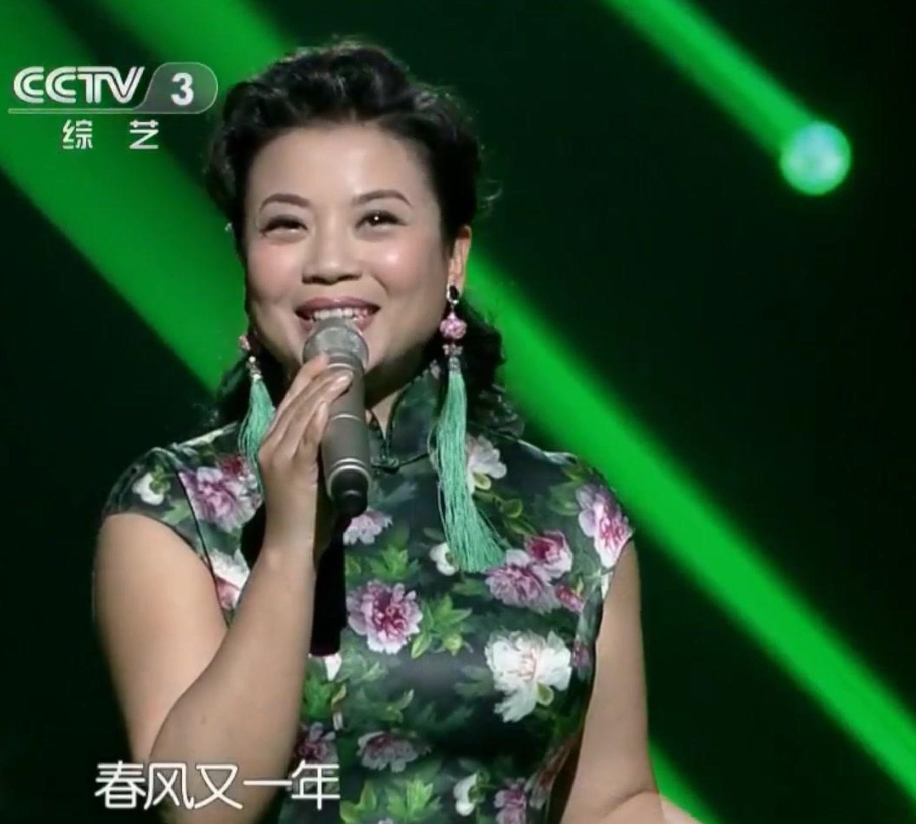 年轻时,据说张也曾和大自己11岁的关锦鹏有过一段婚姻.