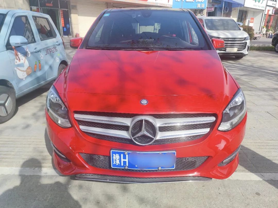 当时奔驰b级轿车有三个型号共五款车型,分别为b180,b200和b260,售价