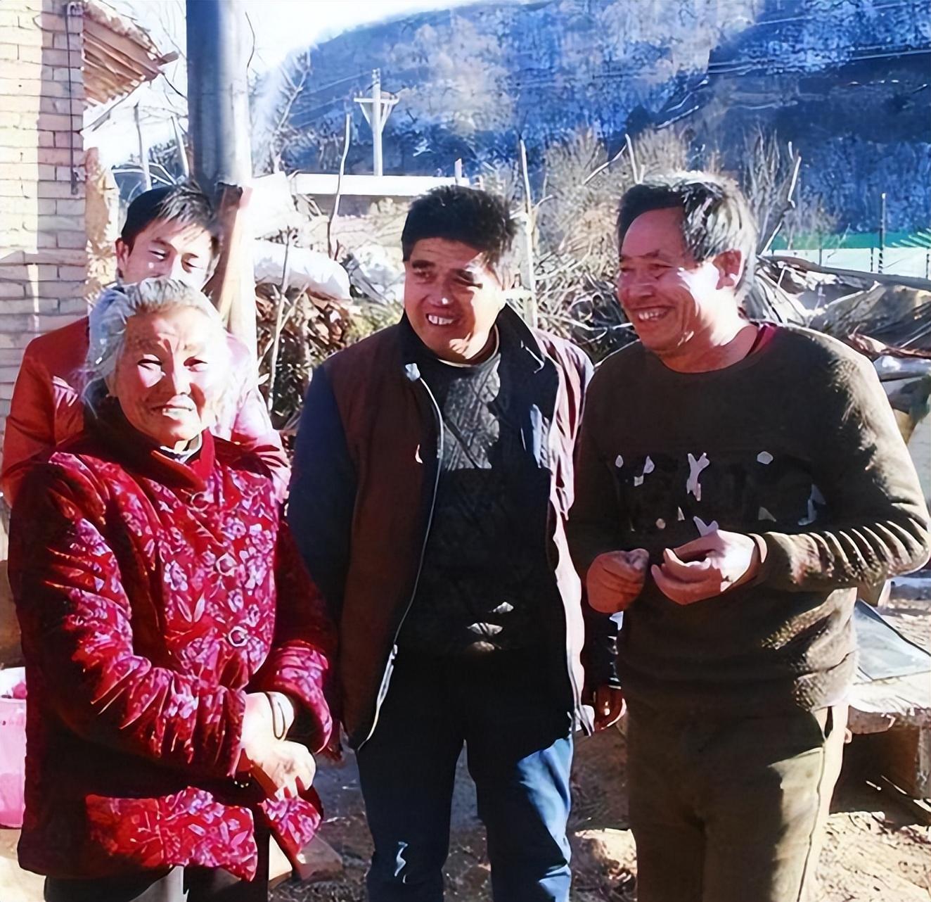 2000年陕西男子捡到流浪老妇当亲娘奉养18年后结为真正母子