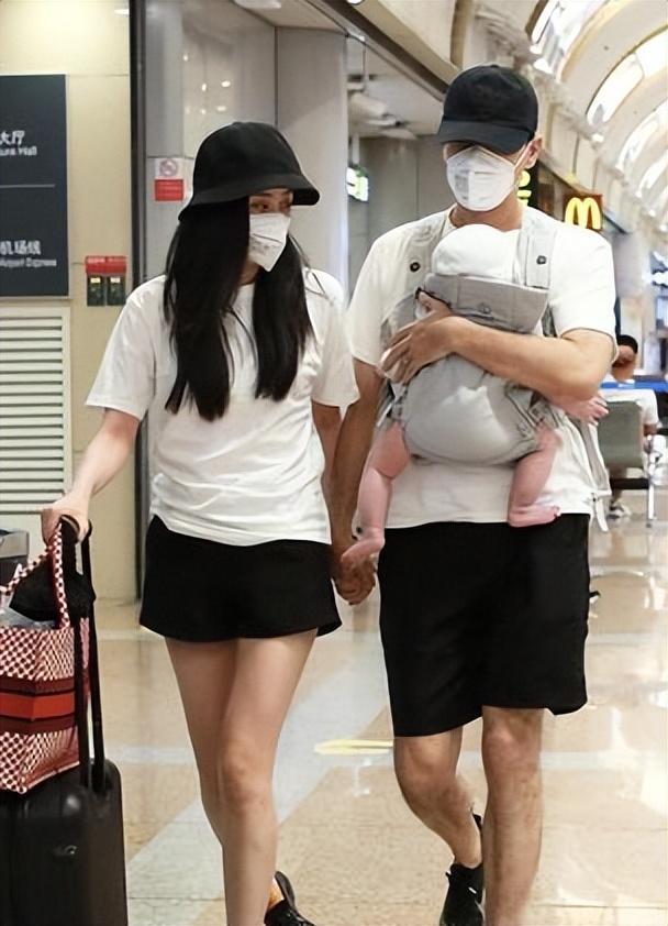 离婚之后,郝蕾嫁给了圈外人刘烨,并且生下了一对双胞胎儿子,十分的