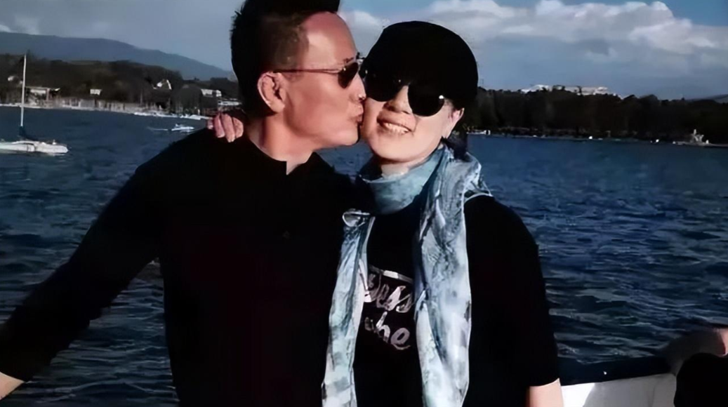 回顾张志坚与初恋妻子双向奔赴30多年62岁再翻红今幸福美满