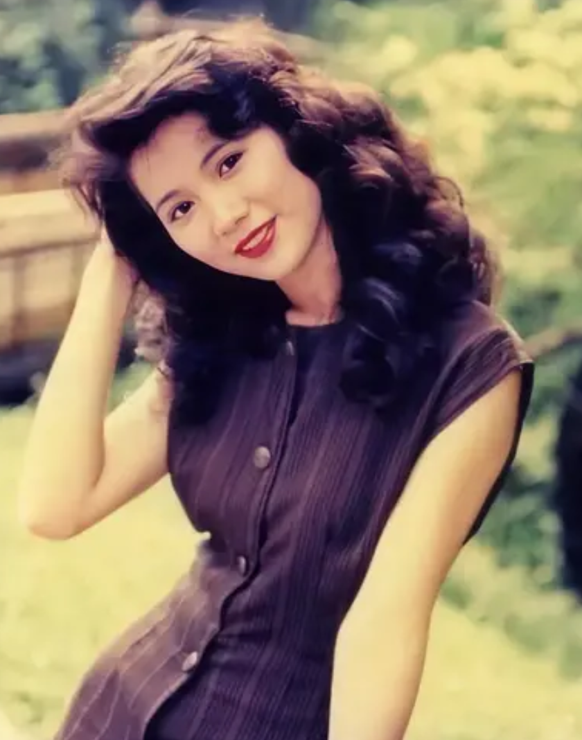 好命的袁咏仪19岁成名蝉联金像奖影后被张智霖独宠30年