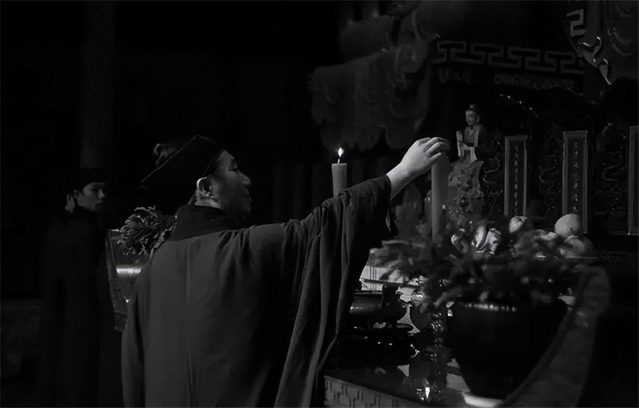 乾隆让道士求雨道士作法后果然下雨乾隆拉出去砍了吧