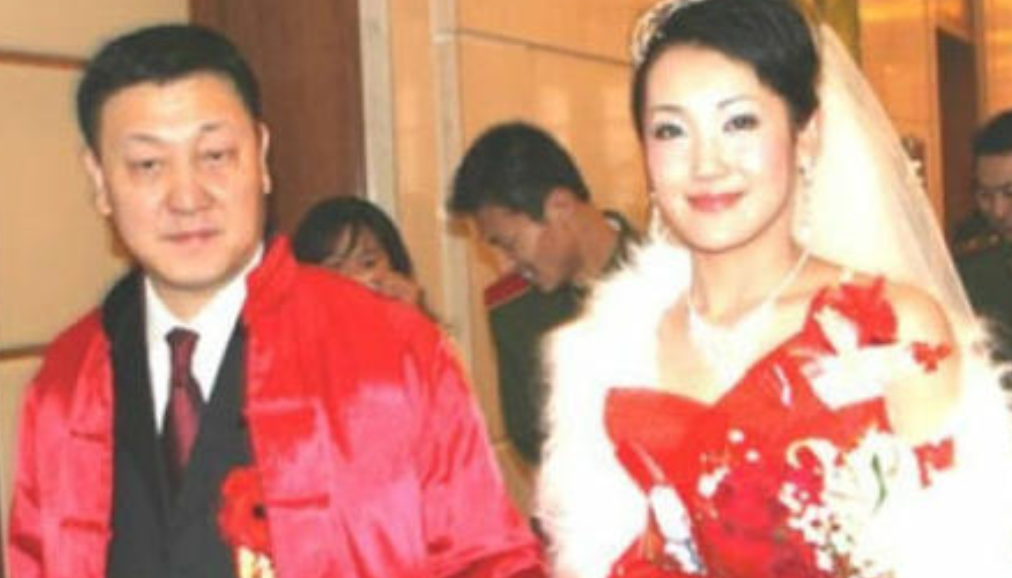 韩磊的妻子叫其其格,是一个美丽大方的蒙古族姑娘,和韩磊是老乡.