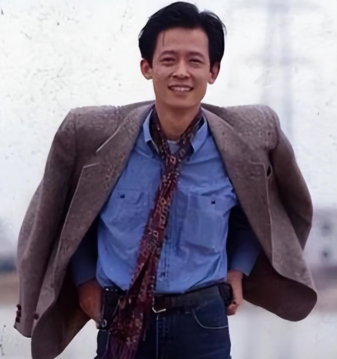 让妈妈给他缝在衣服上,这件衣服就成了王志文小时候的心头