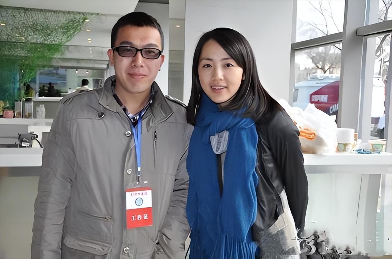 在餐桌上,两人相聊甚欢,而佟强在祝贺的同时,也再一次向杨丹表白:如今