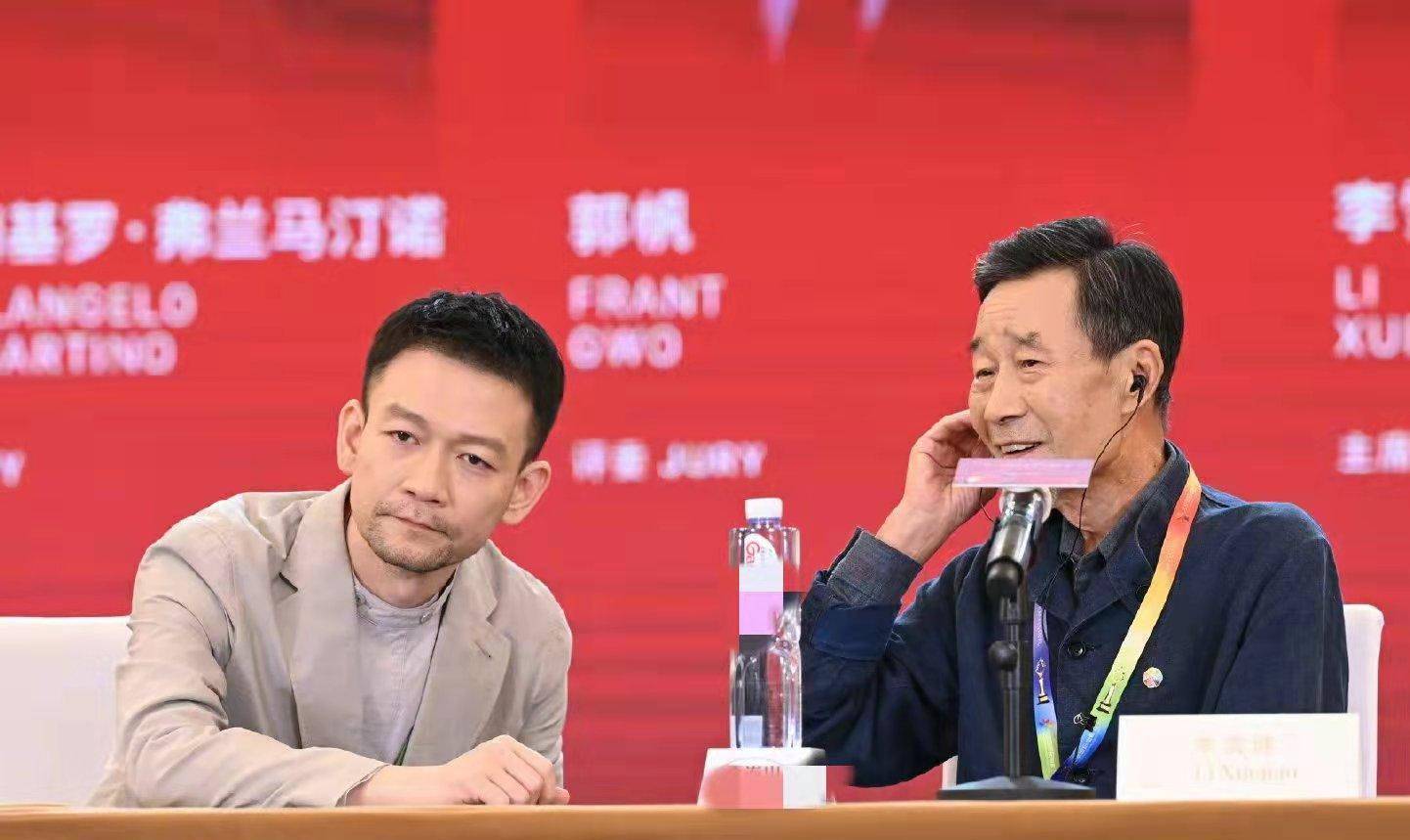 因为身体不适,李雪健便和家人一起来到医院检查.