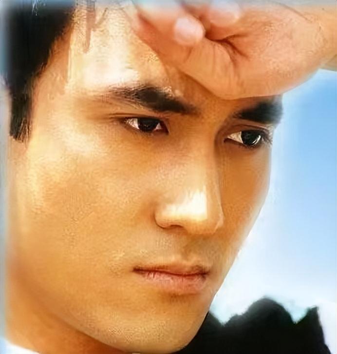 回顾知名歌手夫妻郑钧妻子年轻漂亮谢东与妻子站一起差距大