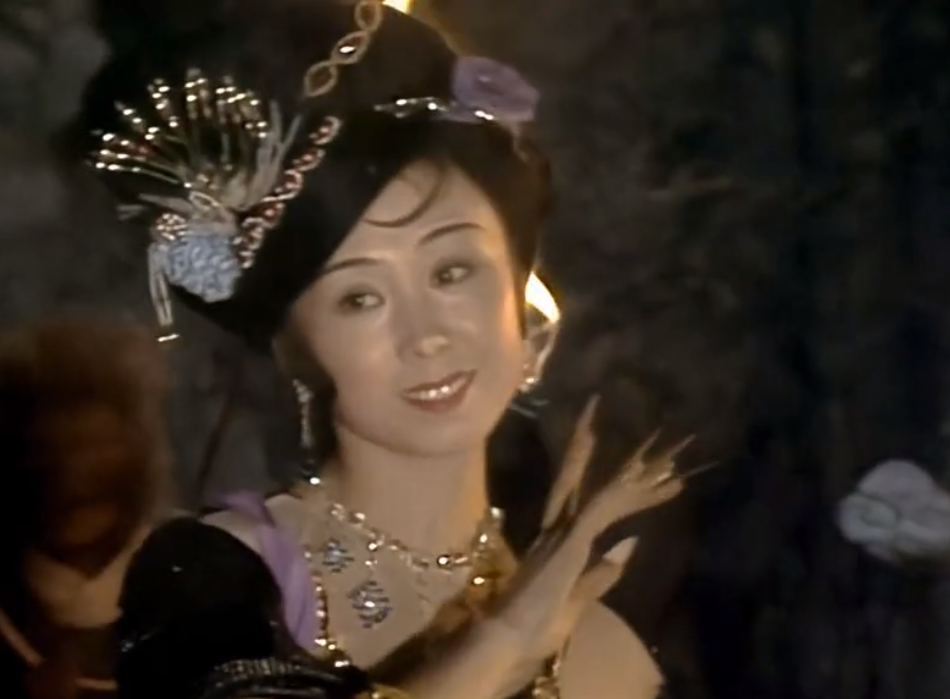 随着经验的增加和舞技的提高,汪奶奶也从最开始的歌剧演员,成为了编导