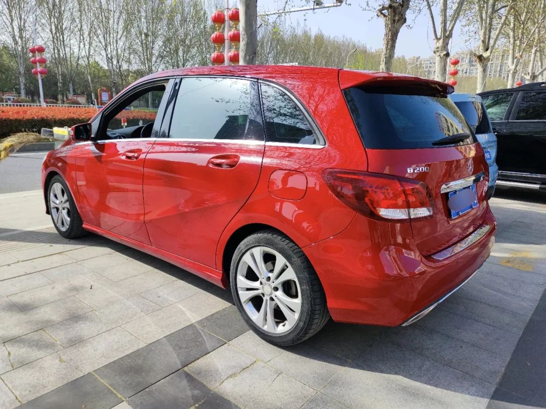 不过在2014年11月29日上市的新b级上,采用了奔驰家族的全新设计理念