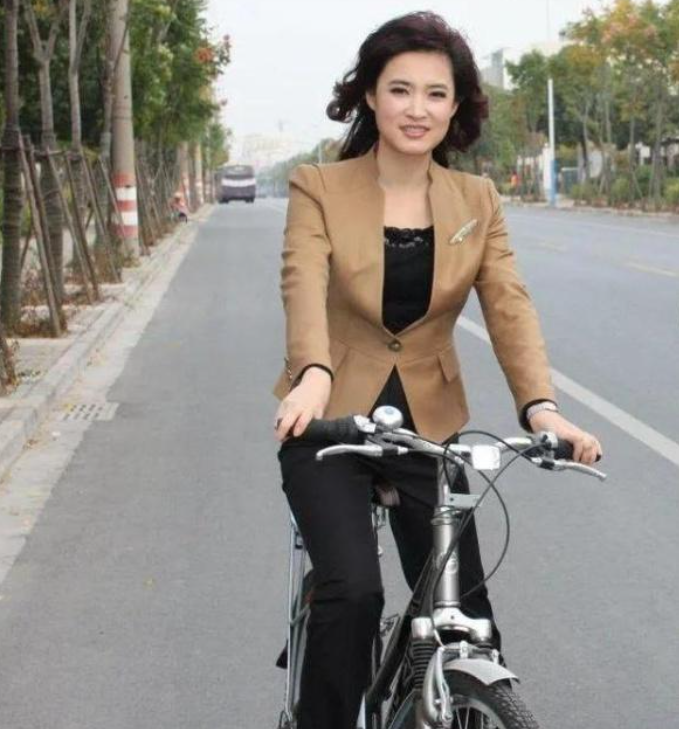 回顾桑晨能力出众不逊董卿深藏不露三十年央视舞台低调绽芳华