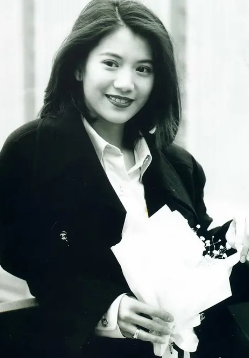 这部电影就是经典的《新不了情》,男主是刘青云,女主正是新人袁咏仪.