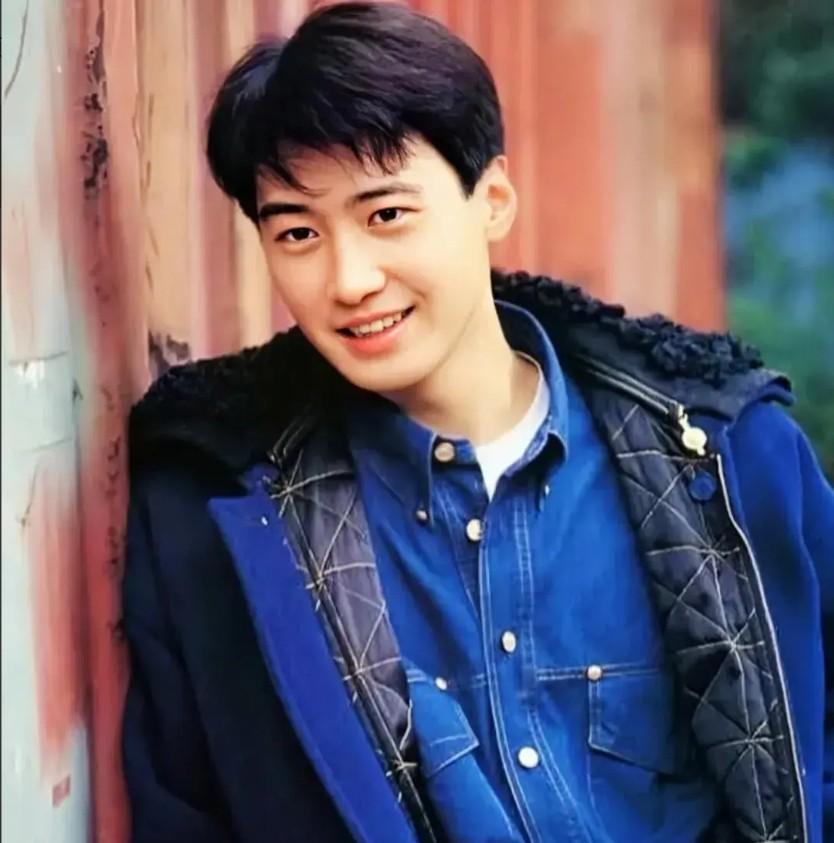 黎明的爆火确实始于他出众的颜值,在上世纪90年代的香港娱乐圈,黎明以