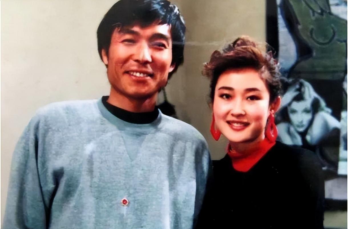 回顾演员谢园二婚娶小17岁邱悦离世两年后小娇妻现状如何