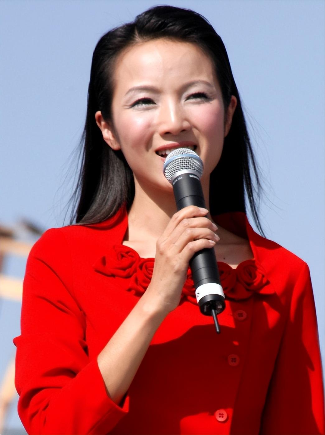 回顾主持人管彤:26岁入职央视,42岁高龄产子,51岁被宠成宝