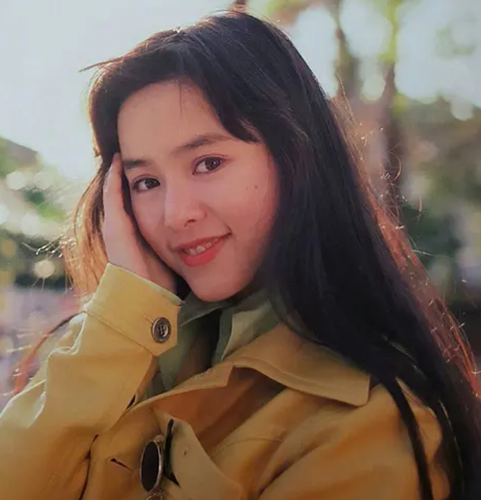 叶蕴仪:13岁出道,19岁爆红,22岁嫁入豪门成一生的错误