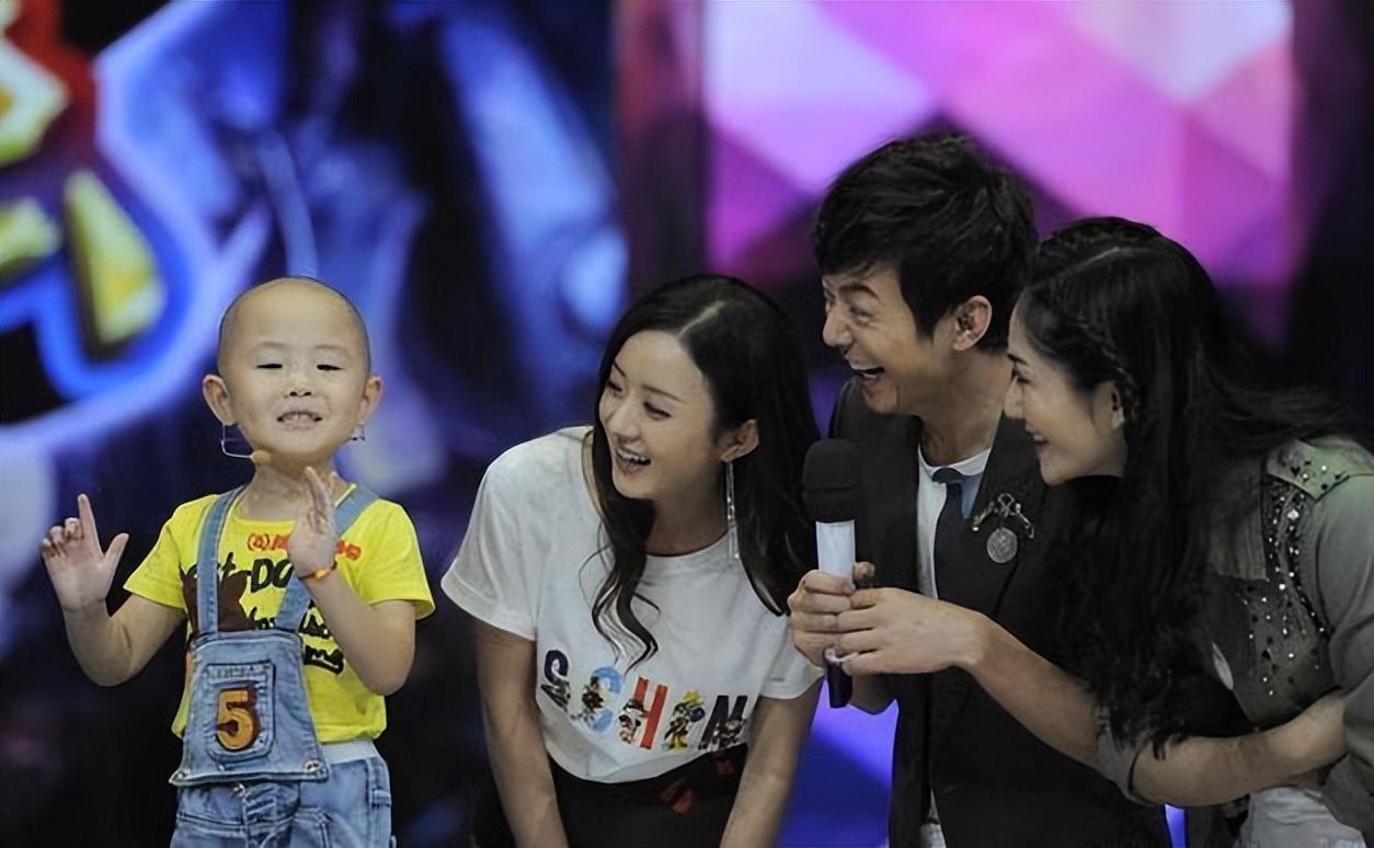 也纷纷找上门来,邀请小峻豪参加各种综艺节目,他的身价也随之水涨船高