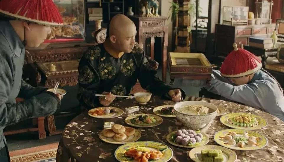 清朝皇帝的一天怎么过的3点起床7点上朝9点请安14点晚膳