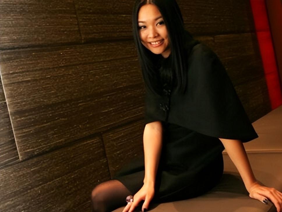 回顾许美静受到多么严重的打击和伤害才让她落到了如今的处境