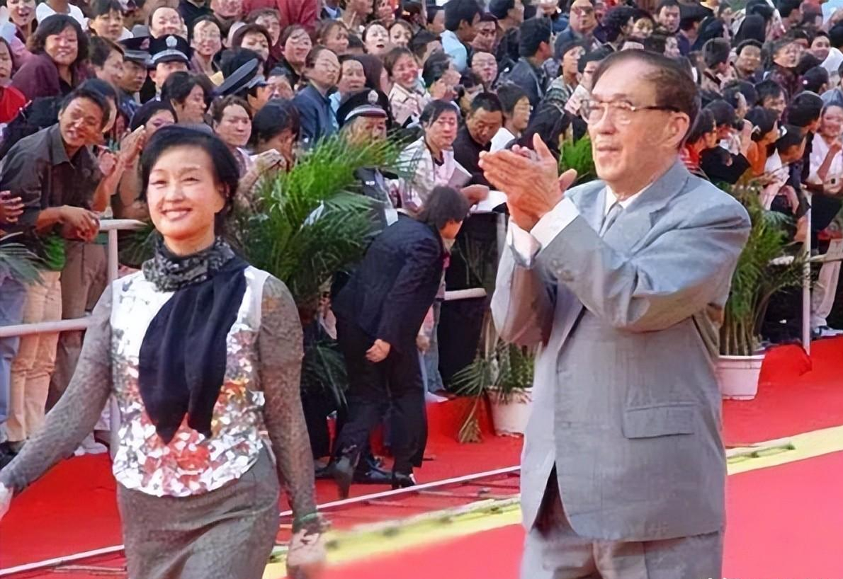 回顾谢晋4个孩子3个残疾临终才发现是自己造成的一生受尽磨难