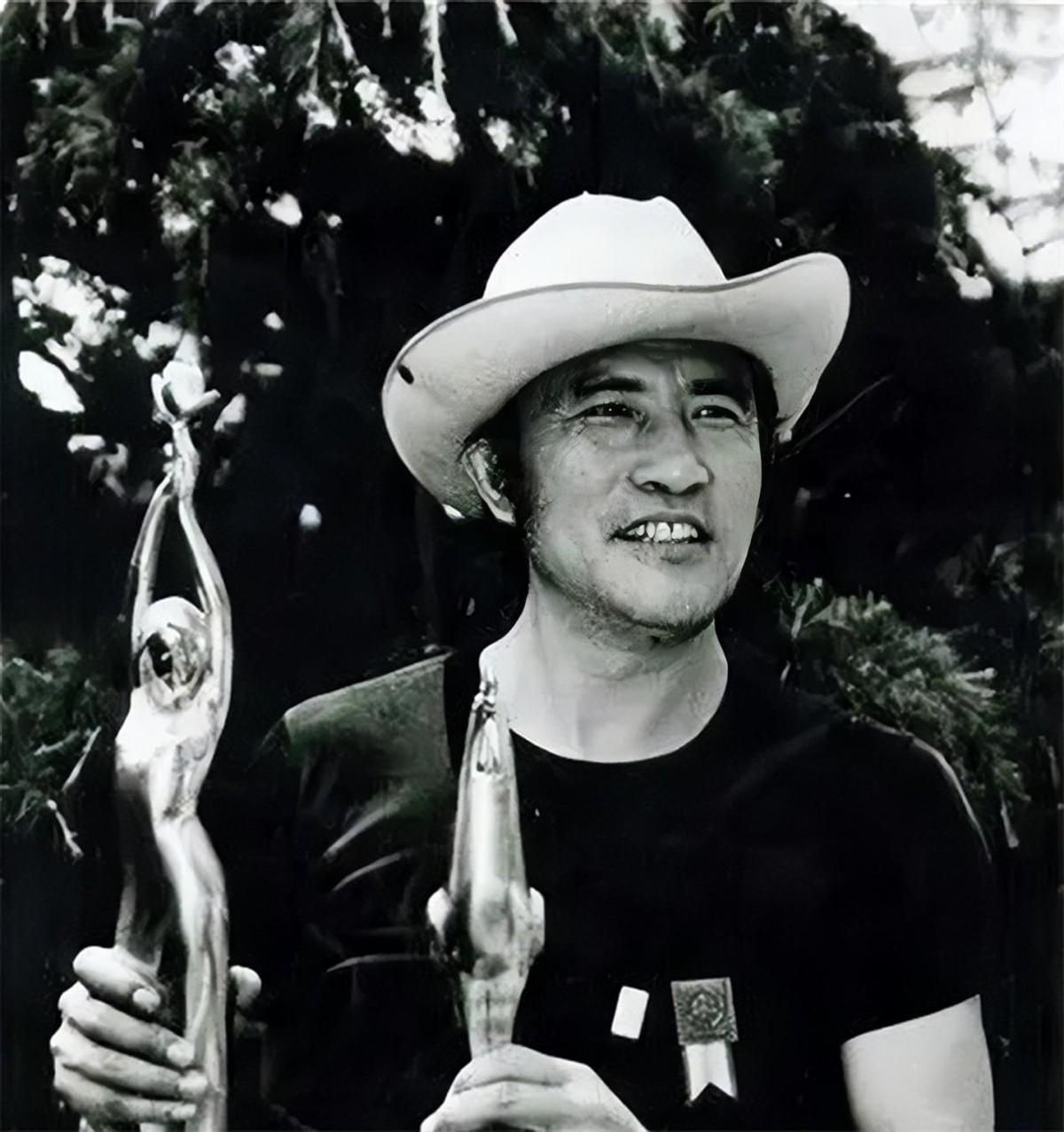 回顾荧幕硬汉杨在葆36岁入狱54岁娶小22岁娇妻前妻照片挂客厅