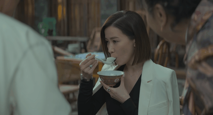 条件不符就别硬演女霸总了49岁佘诗曼告诉你啥叫职场精英