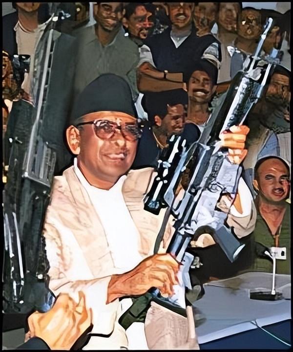 2001年尼泊尔王储杀父弑母灭自家10口人后自尽叔叔捡漏当国王