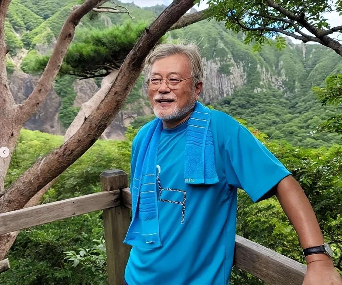 退休后的文在寅读书遛狗种地求平安尹锡悦却连他的狗都不放过