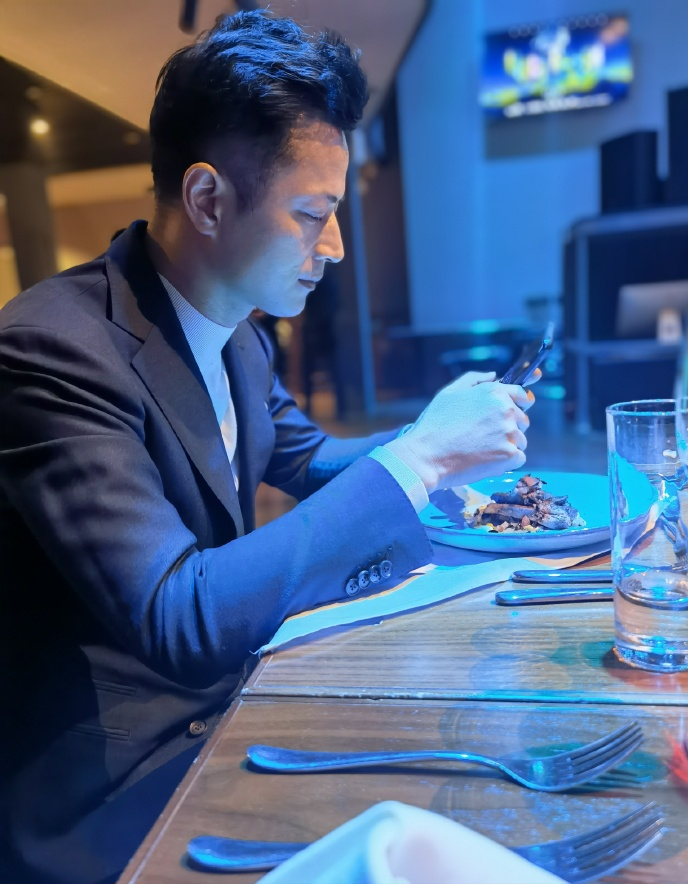 林江国长得帅演技好戏红人不红46岁有妻有女幸福着