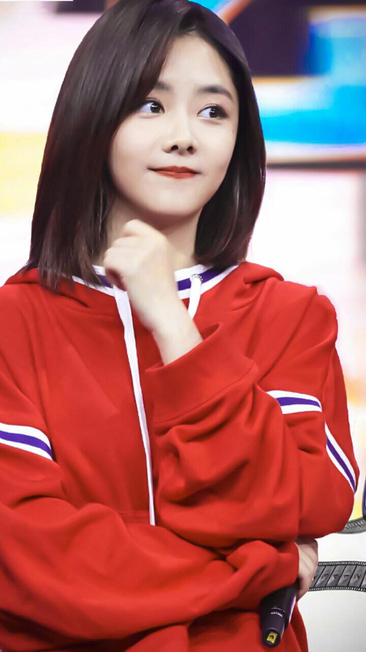 谭松韵,1990年出生于四川省泸州市,长着一张可爱的娃娃脸和一双水灵