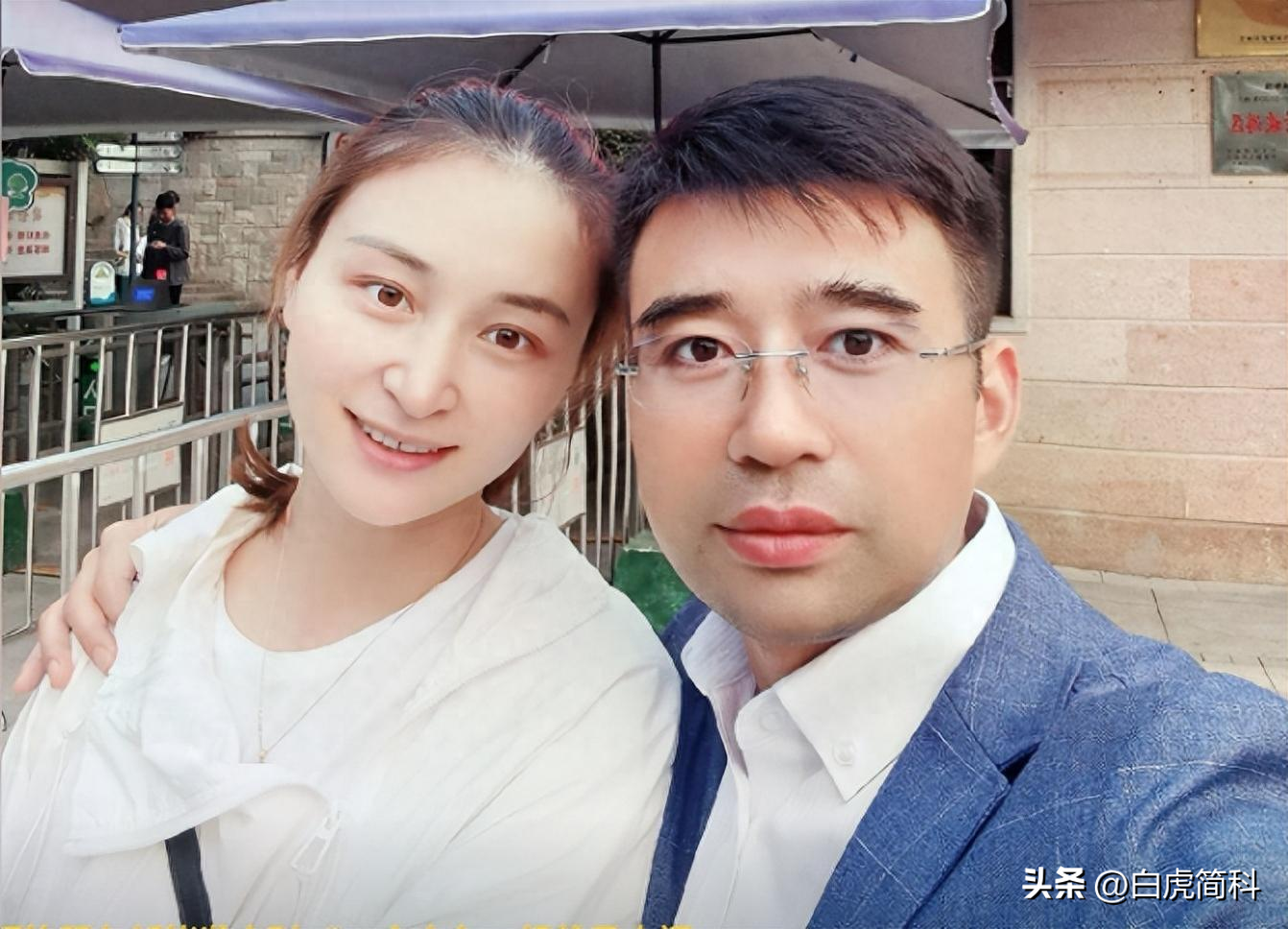 两人相识于高中校园,那时候田东霞刚上高一,因为出众的外表受到了学校