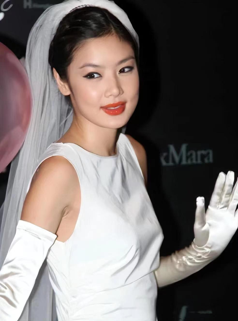 因为黎明思想保守,他不喜欢女朋友腿上的纹身,乐基儿二话没说就