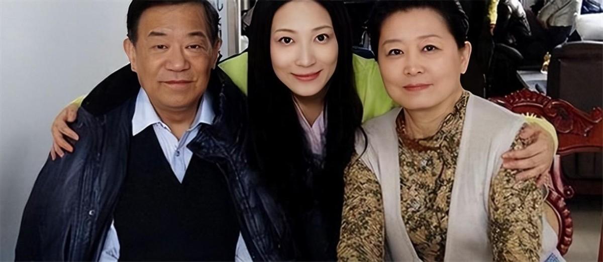 与高恬的让人省心不同.小子高亮学习成绩一塌糊涂,高明可没少操心.