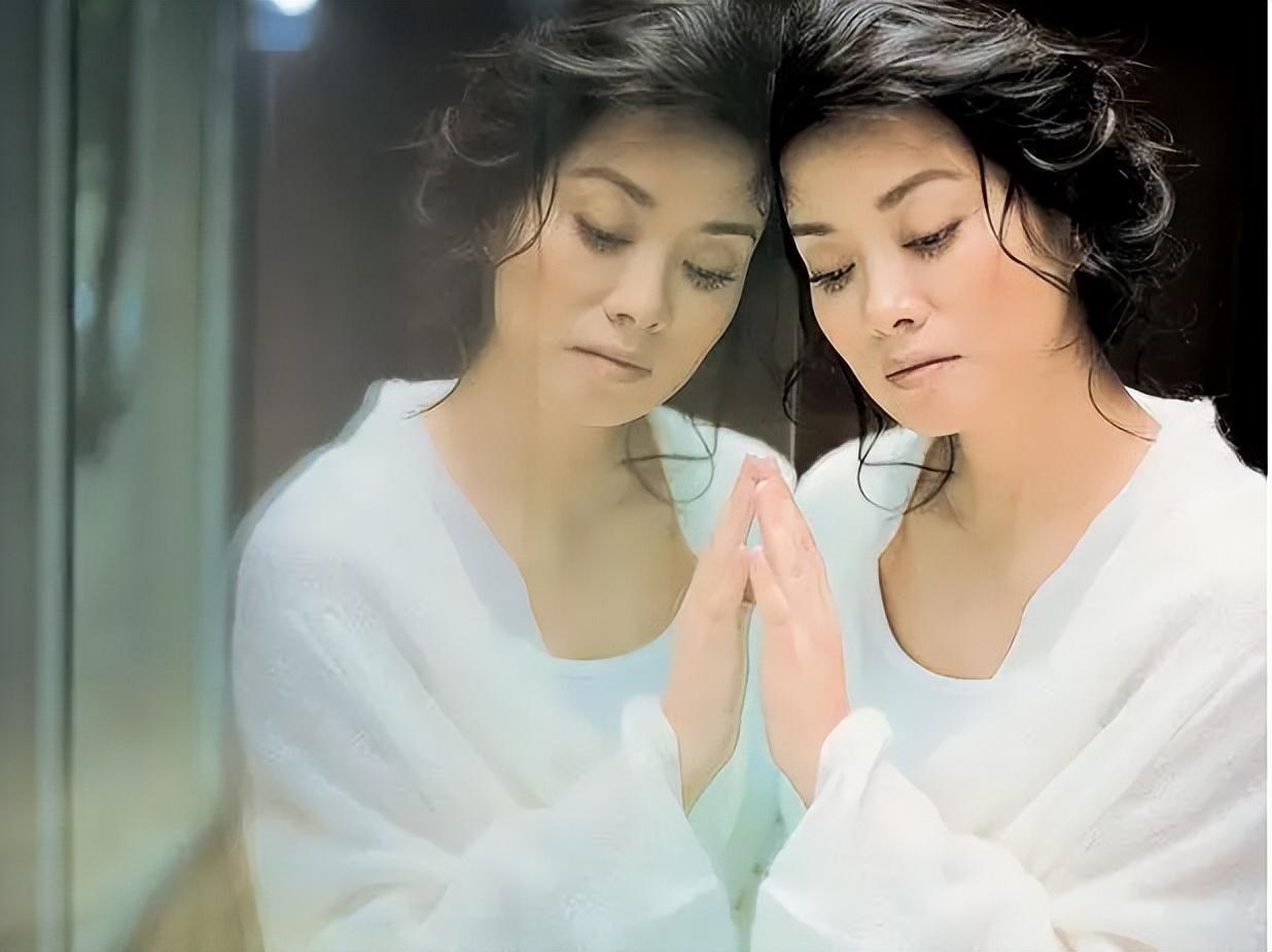 回顾著名歌手毛阿敏40岁高龄产子58岁丈夫离世留260亿遗产