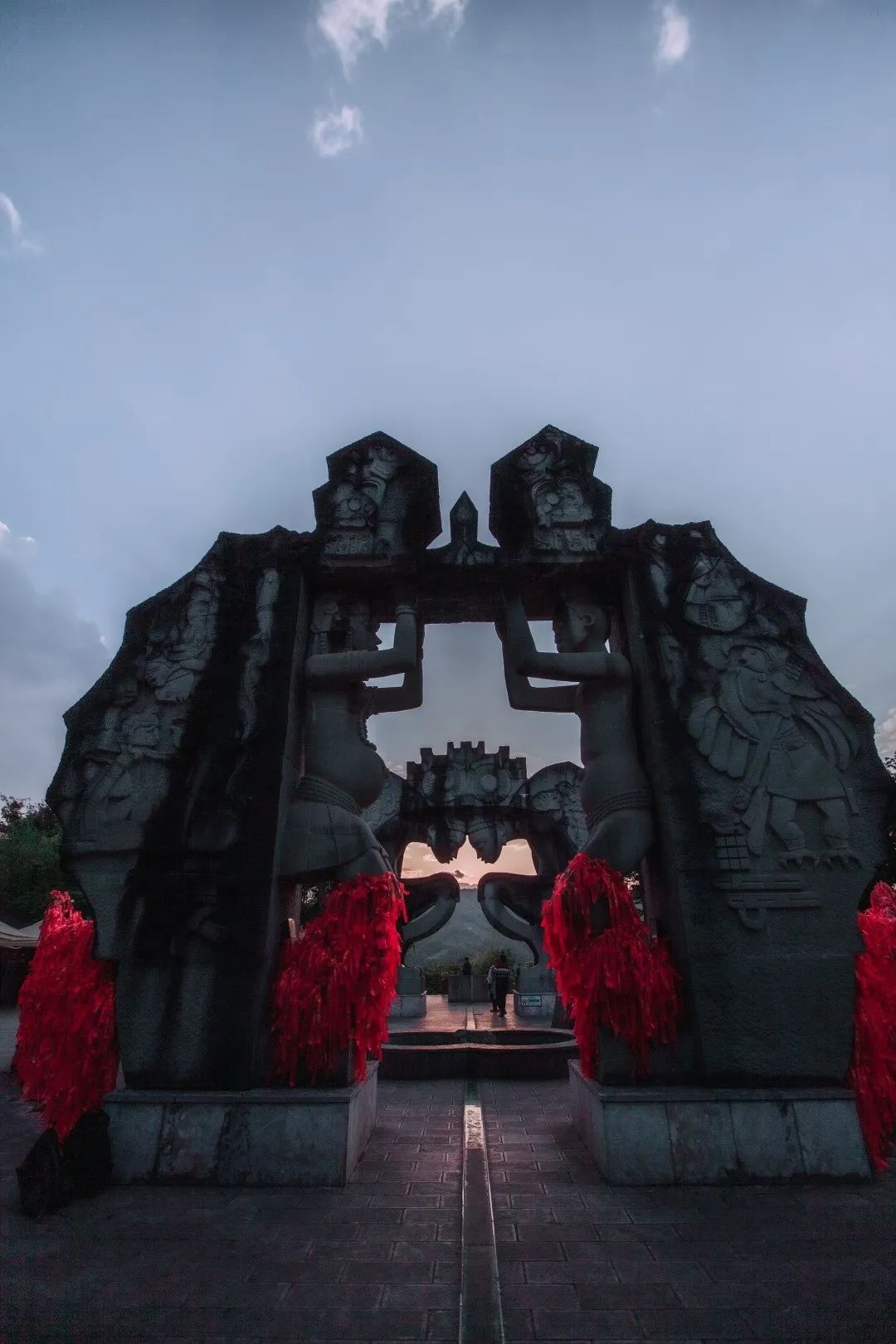 云南这个神奇的地方传说喝了井里的水睡了这张床就会生双胞胎